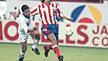 Juanma López, del Atlético de Madrid, lucha por un balón en un encuentro en 1993.