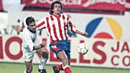 Juanma López, del Atlético de Madrid, lucha por un balón en un encuentro en 1993.