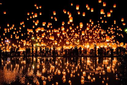 Celebración del festival Yee Peng, también conocido como el festival de las luces, en Chiang Mai (Tailandia), el 3 de noviembre de 2017.