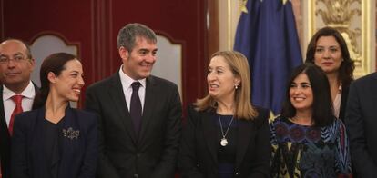 Fernando Clavijo, presidente canario, entre su vicepresidenta Patricia Hernández (izquierda) y Ana Pastor, el martes en el Congreso.