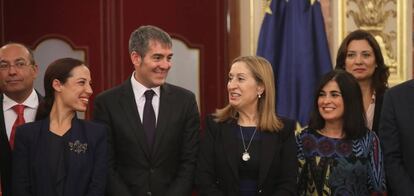 Fernando Clavijo, presidente canario, entre su vicepresidenta Patricia Hern&aacute;ndez (izquierda) y Ana Pastor, el martes en el Congreso.