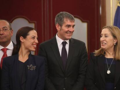 Fernando Clavijo, presidente canario, entre su vicepresidenta Patricia Hern&aacute;ndez (izquierda) y Ana Pastor, el martes en el Congreso.