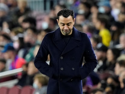 Xavi, en la banda durante el partido contra el Nápoles.