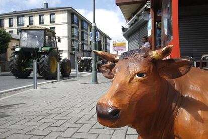 Tractorada de esta semana para pedir un precio mínimo por la leche, a su llegada a Teixeiro (A Coruña).