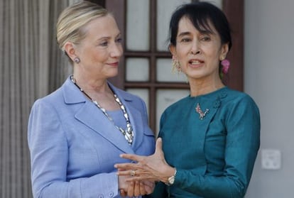 La secretaria de Estado de EE UU, Hillary Clinton, con la líder opositora birmana, Aung San Suu Kyi, hoy en Rangún (Birmania)