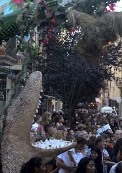 Un gran cocodrilo da la bienvenida a la decoración amazónica de la calle de Verdi.