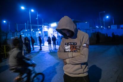 Un menor no acompañado procedente de Afganistán frente al campo de refugiados de Moria, en Lesbos.