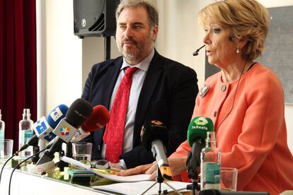 Esperanza Aguirre, acompañada del director de Estrella Digital, durante su intervención.