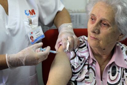 Vacunación contra la gripe A en un centro de salud en Madrid en noviembre de 2009.