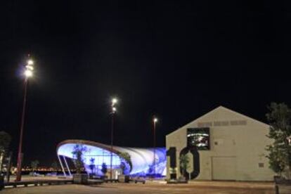 Los edificios The Cloud, iluminado, y Shed 10, en el Queen's Wharf de Auckland.