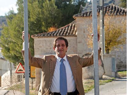 El alcalde de Loranca de Tajuña, Miguel García Maroto. Abajo, las amenazas que ha recibido.