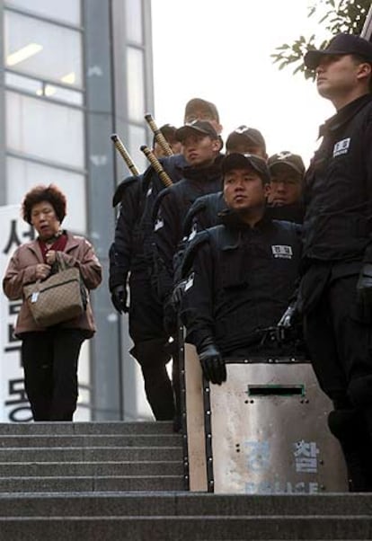 Policías surcoreanos protegen la zona donde se celebra la cumbre de la APEC.