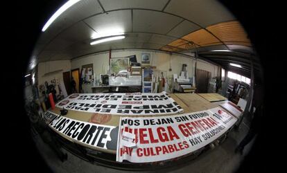 La pancarta de la cabecera de la manifestación de la huelga general, en el taller donde se ha confeccionado.