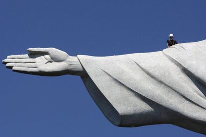 Obras de manutenção e revitalização do Cristo Redentor, no Rio de Janeiro. Este é o monumento mais emblemático do Brasil e teve seus reparos iniciados após ter sido danificado pelo impacto de vários raios, o último deles na semana passada. Na imagem um trabalhador inspeciona a estátua.