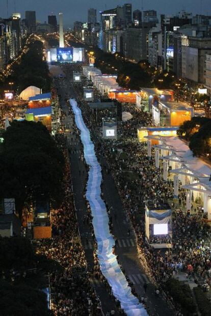 Celebración del Bicentenario en la avenida 9 de Julio de Buenos Aires.