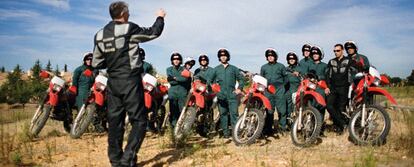 <b>Campo de pruebas. El capitán José Luis Vidal, jefe de instrucción de motos de la Escuela de Tráfico de Mérida, se dirige a los alumnos de la última promoción a bordo de las Honda XR 200 de pruebas.</b>