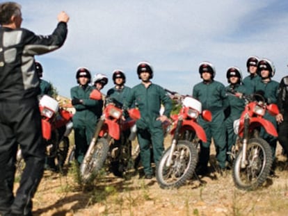 <b>Campo de pruebas. El capitán José Luis Vidal, jefe de instrucción de motos de la Escuela de Tráfico de Mérida, se dirige a los alumnos de la última promoción a bordo de las Honda XR 200 de pruebas.</b>