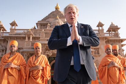 Boris Johnson visitaba, el 21 de abril de 2022, el templo de Swaminarayan Akshardham durante un viaje de dos días a la India.  