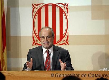 El consejero de Economía, Antoni Castells, en una rueda de prensa en el Palau de la Generalitat.