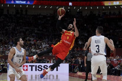 Ricky Rubio se dispone a lanzar a canasta durante una jugada en la final.