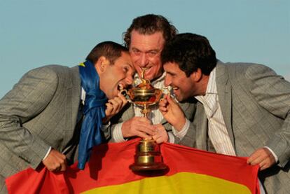 Sergio García, Jiménez y Olazábal, con el trofeo de la Ryder.