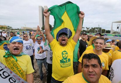 Seguidores de Bolsonaro esperan frente al Palacio de Planalto para su investidura.