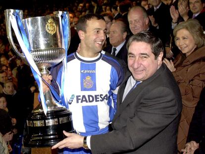 El presidente del Deportivo de La Coruña, Augusto César Lendoiro, junto al capital del equipo gallego, Francisco Gónzalez "Fran" y el trofeo de campeones de Copa del Rey.