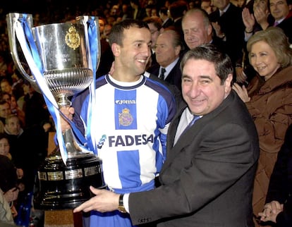 El presidente del Deportivo de La Coruña, Augusto César Lendoiro, junto al capital del equipo gallego, Francisco Gónzalez "Fran" y el trofeo de campeones de Copa del Rey.