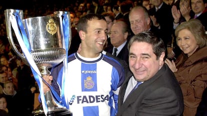 El presidente del Deportivo de La Coruña, Augusto César Lendoiro, junto al capital del equipo gallego, Francisco Gónzalez "Fran" y el trofeo de campeones de Copa del Rey.