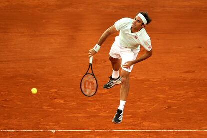 Federer sirve durante su estreno contra Gasquet.