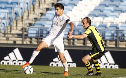 Enzo Zidane Fern&aacute;ndez protege el bal&oacute;n con el brazalete de capit&aacute;n del Castilla, durante un partido.