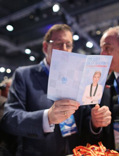 Marino Rajoy lee un folleto con la publicidad del año de gobierno de Cristina Cifuentes.