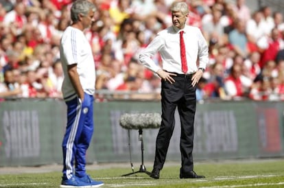 Mourinho (izquierda)  y Wenger, en el último Chelsea-Arsenal por la FA Community Shield.