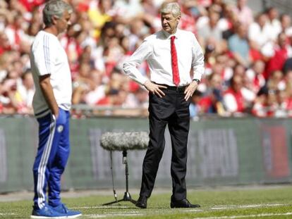 Mourinho (izquierda) y Wenger, en el último Chelsea-Arsenal por la FA Community Shield.