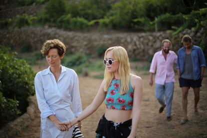 Las actrices Tilda Swinton y Dakota Johnson, en 'Cegados por el sol', rodada en la isla de Pantelaria.