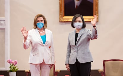 Nancy Pelosi, junto a la presidenta de Taiwán, Tsai Ing-wen, durante su visita a la isla.