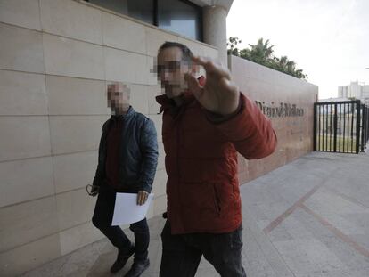 Arribada dels agents al 'Diario de Mallorca' per intervenir documentació del 'cas Cursach'.