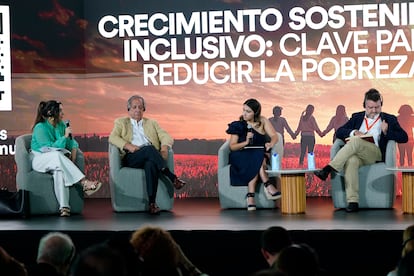 Lorena Arroyo, coordinadora de Amrica Futura, junto a Sergio Abreu Bonilla, Laura Sarabia y Claudio Orrego; participates del panel 'Crecimiento sostenido e inclusivo: clave para reducir la pobreza', el 30 de enero en Ciudad de Panam. 