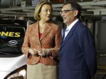 La presidenta de Aragón, Luisa Fernanda Rudi, y el director general de Opel España, Antonio Cobo, presiden la ceremonia de la salida de la línea de montaje de la unidad número once millones de la planta de Opel en Figueruelas.