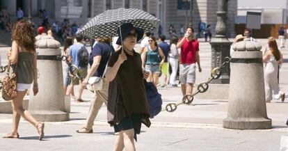 Turistas pasen por delante del Palacio Real de Madrid el pasado junio.