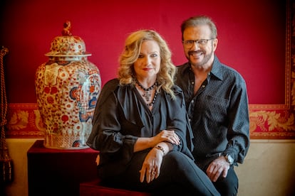 Lucia y Joaquin Galán, Pimpinela, tanto monta, monta tanto, en un salón del Teatro Real de Madrid.