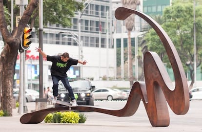 El patinador Raúl García hace un 'switch crooks' sobre una escultura en el Paseo de la Reforma. "Sé que son esculturas, no son para patinar. Pero la policía no nos vio y tuvimos la oportunidad", cuenta 'El Chango' Leal.