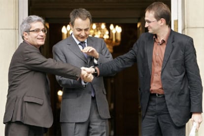 Saura, Zapatero y Herrera, en La Moncloa antes del inicio de la reunión.