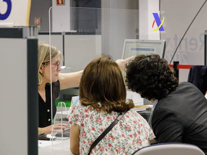 Una pareja es atendida en la Agencia Tributaria durante la presentación de la declaración de la renta de 2022.