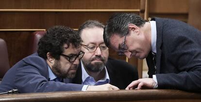 De izquierda a derecha, Miguel Guti&eacute;rrez, Juan Carlos Girauta e Ignacio Prendes, diputados de Ciudadanos, durante un pleno del Congreso.