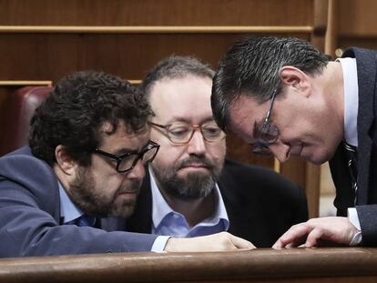 De izquierda a derecha, Miguel Guti&eacute;rrez, Juan Carlos Girauta e Ignacio Prendes, diputados de Ciudadanos, durante un pleno del Congreso.