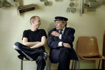 Paco Morán, junto al director Francesc Paez, en un descanso del rodaje de Última sesión.