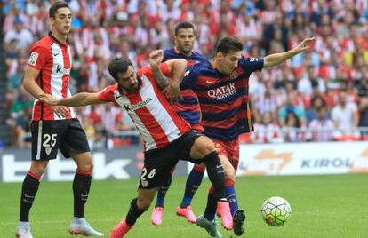 Messi disputa el balón con Balenziaga.