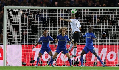 Paolo Guerrero anota el gol de la victoria del Corinthians ante el Chelsea en 2012.