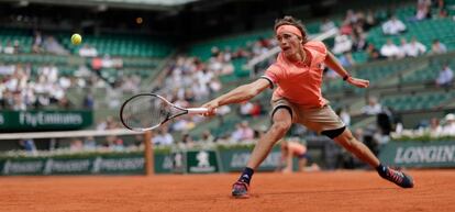 Zverev devuelve la pelota contra Dzumhur.